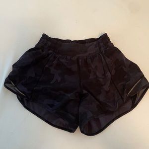 Hotty Hot Low-Rise Lined Short 4" Black Camo